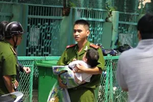 2 cháu bé nhập viện vì bị kẻ tâm thần bắt cóc