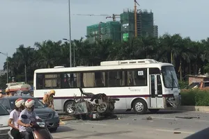 Xe ba gác chạy ngược chiều tông xe khách, 3 người bị thương nặng