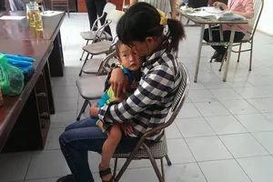 Bé trai bị bỏ rơi ở quán bún đã được cha mẹ đến đón về