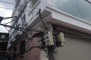 Chủ tịch Nguyễn Đức Chung yêu cầu kiểm tra vụ cột điện bị 'nuốt'