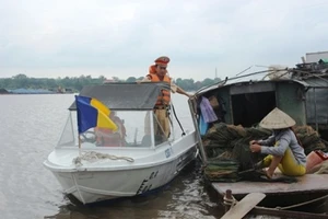 Truy bắt 'cát tặc' trên sông, một CSGT hy sinh