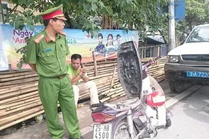 Giật điện thoại, thẻ ngành của CSGT rồi dọa đốt xe