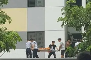 Rơi từ tầng 11 xuống, một bé trai tử vong