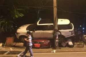 Xế hộp bạc tỉ tông sập bốt bảo vệ, nằm gọn trên nóc 2 ô tô