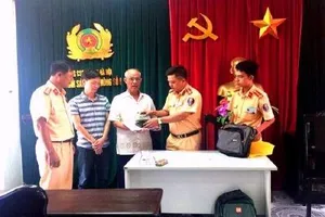 Nhặt được hơn 40 triệu, CSGT trả lại cho người dân