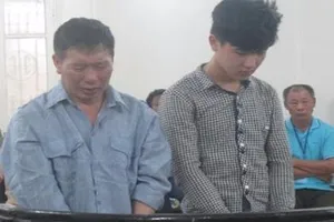 Đánh chết người lái máy xúc, 2 cha con lãnh án tù