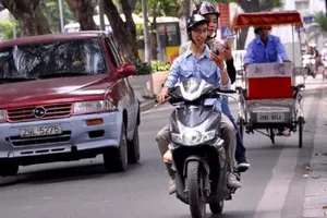 Cục CSGT: Tuyệt đối không chơi Pokémon Go khi đang lái xe