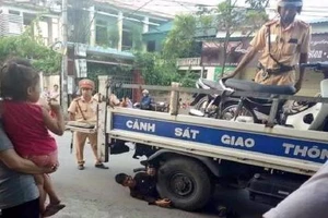 Ôm bánh xe CSGT 'ăn vạ', một thanh niên bị phạt 6,5 triệu đồng