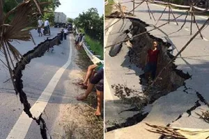 Kinh hoàng quốc lộ nứt toác, sụt sâu 1,5 m