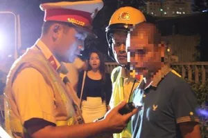 Xử phạt nồng độ cồn, nhân viên quán bia 'mật báo' cho khách