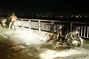 Say rượu, lên cầu đốt xe cho... bõ tức