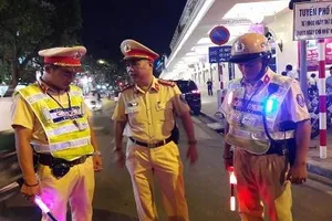 Cận cảnh áo và gậy đèn LED nhập từ Hong Kong của CSGT Hà Nội