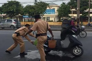 Xe bốc cháy khiến đôi vợ chồng già hoảng hốt vứt xe