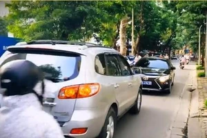 Lấn làn, xe biển xanh bị xe biển trắng buộc phải lùi ngược