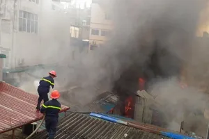 Cháy khủng khiếp tại lán trọ công nhân