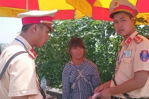 Người phụ nữ trốn từ Trung Quốc về Việt Nam, CSGT giúp kinh phí về quê