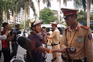 Xử phạt nồng độ cồn: Say khướt vẫn đi đón con