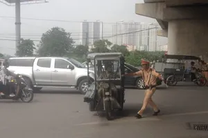 Chở hơn 30 ống thép, tài xế xe ba gác quay đầu bỏ trốn