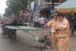 Khởi tố người lái xích lô chở tôn khiến cháu bé tử vong