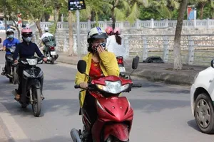 Hồ Tây không còn cá chết nhưng mùi thối vẫn nồng nặc