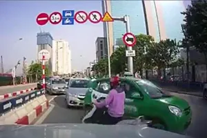 Phạt các tài xế ô tô 'rồng rắn' đi ngược chiều trên cầu