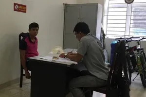 Không đội mũ bảo hiểm còn đấm gãy răng CSGT