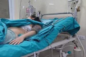 Đang lái xe, 1 phụ nữ bị thanh sắt bắn thủng ngực