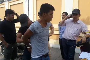 Nam thanh niên thấy cảnh sát liền... vứt xe bỏ chạy