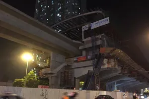 Nam công nhân rơi từ đường sắt trên cao đã tử vong