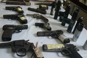 141 Hà Nội thu giữ được cả một 'kho' vũ khí các loại
