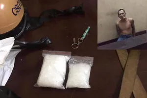 Bị kiểm tra xe, nam thanh niên ôm túi bỏ chạy