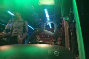 Xe khách bị ném đá thủng kính, tài xế chảy máu tay