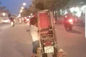 'Toát mồ hôi' với hình ảnh cậu bé đu mình trên xe máy