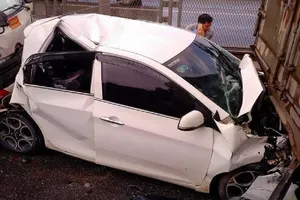 Tai nạn liên hoàn, xe tải lật ngang, xe con bẹp dúm