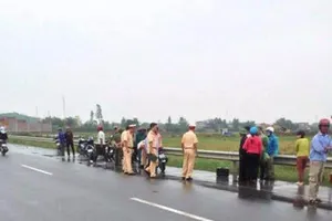 Đang chở con nhỏ, 1 phụ nữ bị chém trên đường