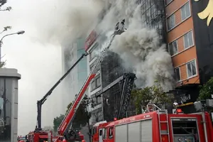 Cháy quán karaoke khiến 13 người chết: Xử lý ai?