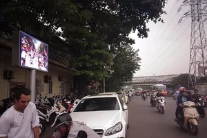 Hà Nội: Lắp bảng LED để tuyên truyền luật, có hiệu quả?