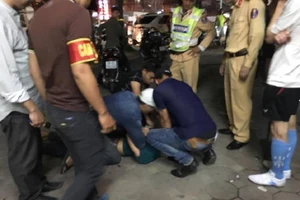 Thanh niên say rượu, lăng mạ rồi đạp vào bụng công an