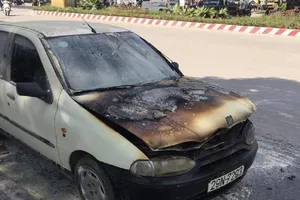 Xế hộp đang lưu thông bất ngờ bốc cháy ngùn ngụt