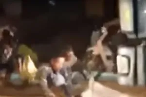 Xôn xao clip người dân đổ ra đường hốt bắp rơi