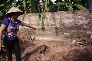 Hiện trường thi thể 2 bé gái bị chôn trong vườn