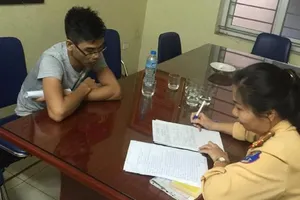 Triệu tập tài xế ô tô hất CSGT lên capo rồi bỏ chạy