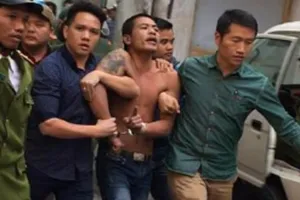 Thanh niên ngáo đá đập phá nghĩa trang, chém công an