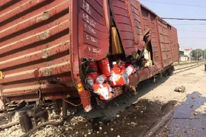 Hà Nội: 7 toa tàu hỏa bị trật khỏi đường ray