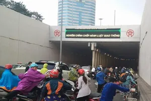 Dính dầu loang, xe ngã la liệt tại hầm Kim Liên
