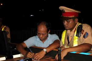 Lắp máy đo nồng độ cồn trên ô tô, có khả thi?