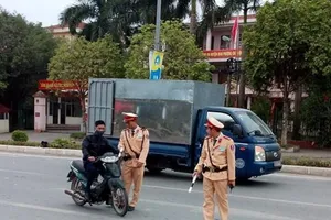 Thanh niên không đội mũ bảo hiểm còn thách thức CSGT