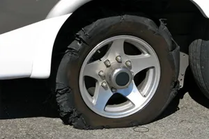 Cảnh sát bắn thủng lốp xe, bắt kẻ chở 20 kg ma túy đá