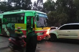 Tông tử vong cụ ông, ô tô tiếp tục đối đầu xe buýt