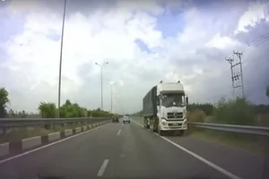 Xử phạt 'bóng ma' di chuyển ngược chiều trên cao tốc